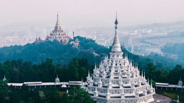 芒市|獨家視角！勐煥金塔與銀塔嘅震撼航拍