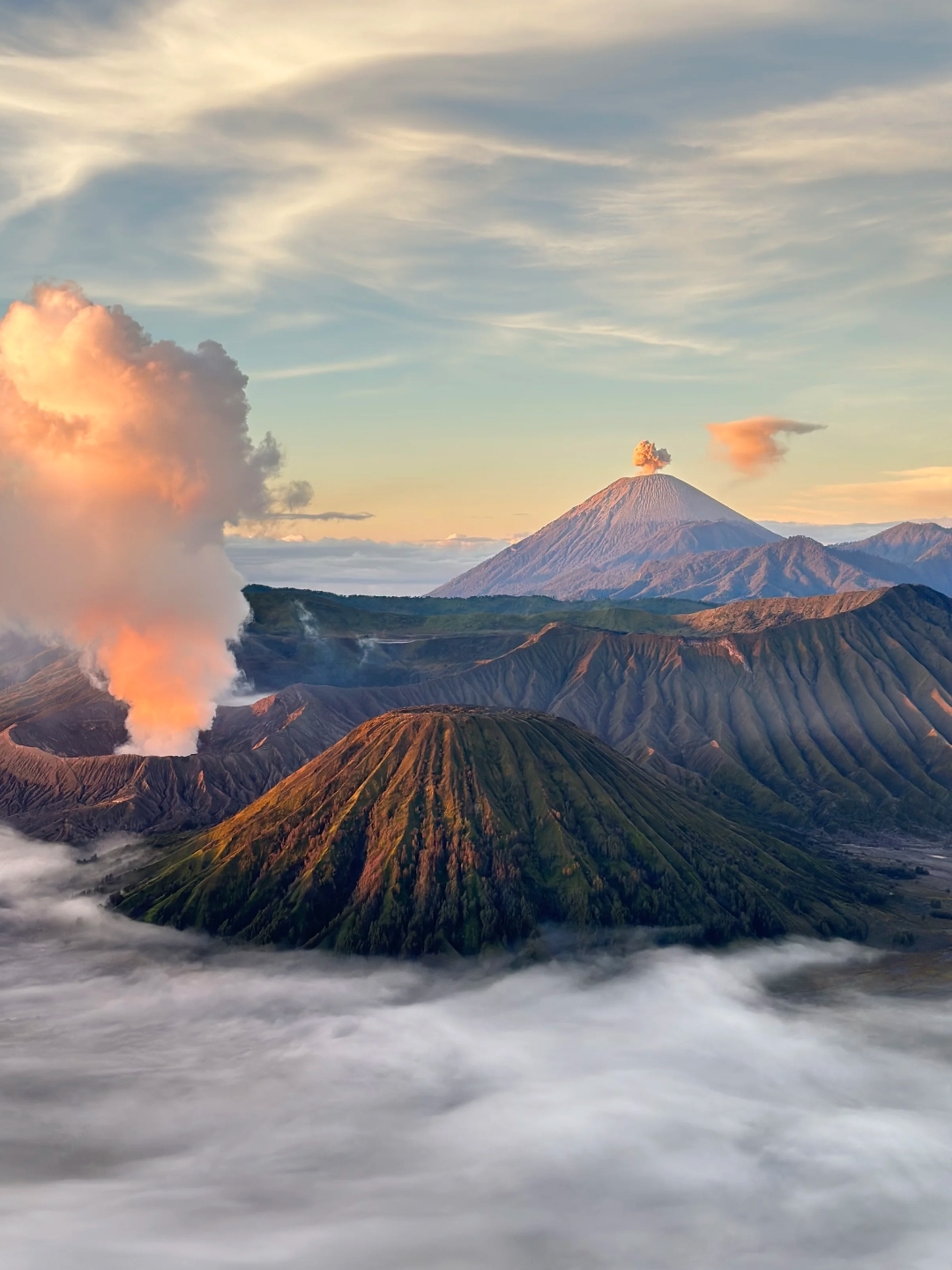 Halaman ini dari gunung berapi Bromo Lonely Planet