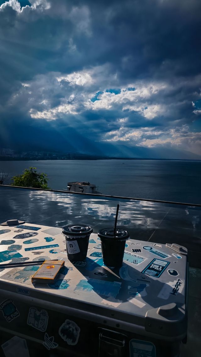 藍天白雲下的洱海，時間彷彿靜止了腳步，讓人沉醉其中