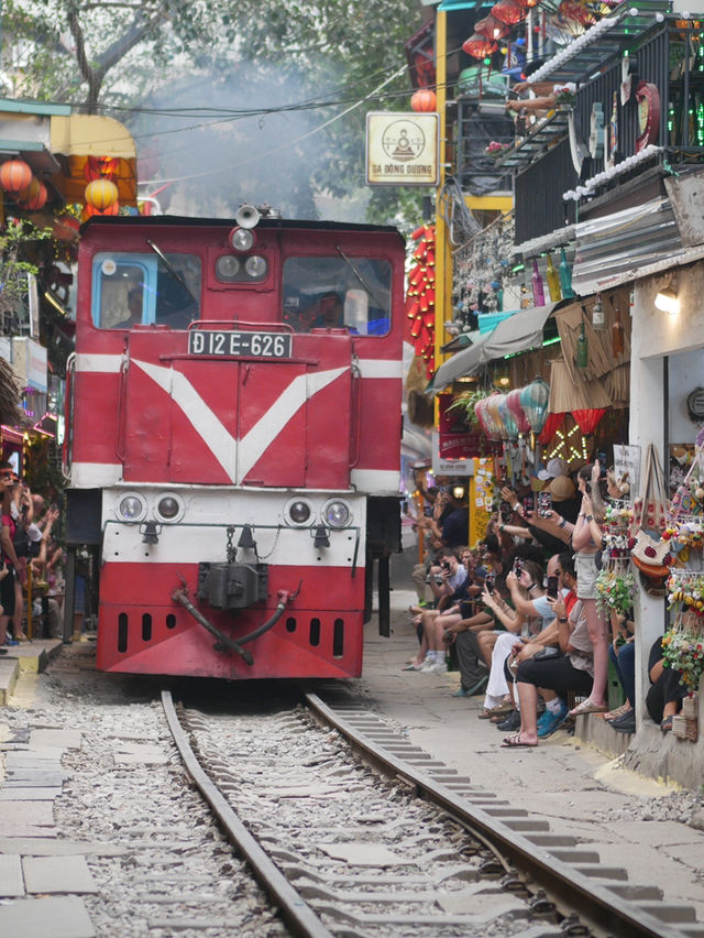 Hanoi – Street Food, Culture & a Train Through the City 🚂🥖
