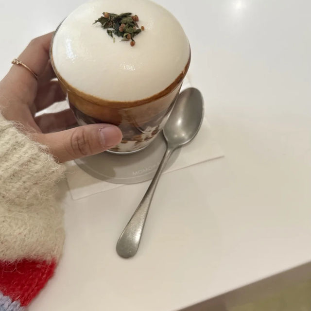【澳門限定☁️MOMOKAWA米乳拿鐵！圓滾雪球萌到捨唔得飲】 