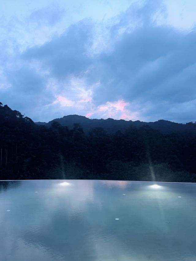 · 山裡係一個巨大嘅能量場