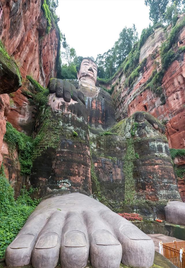 以下是一個樂山一晚兩天的旅遊路線，預算每人1200元：