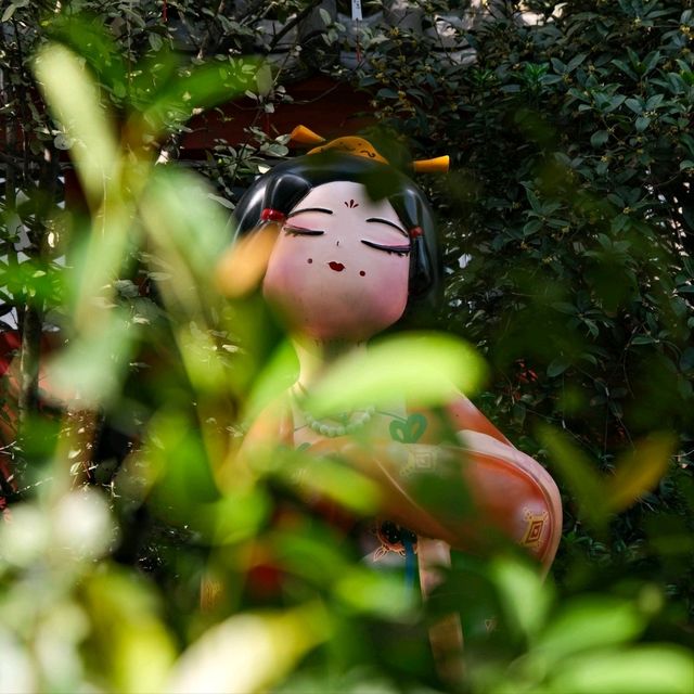 Street Art & Sculptures You Might Run Into in the Streets of Luoyang 🎨🗿