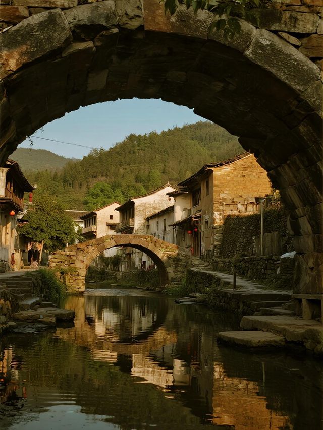 反向旅行爽呆！黃姚古鎮周邊這個水庫，秋色美到封神