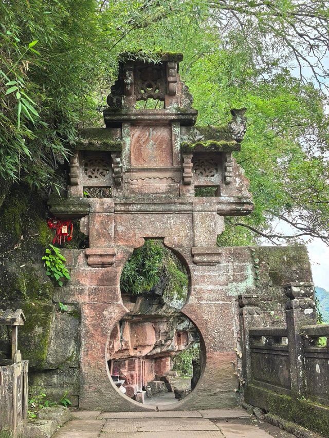 探秘齊雲山絕壁仙境
