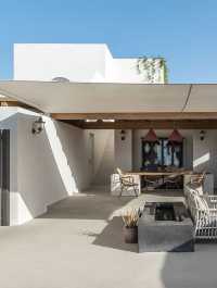 希臘聖托里尼｜打卡隱藏黑沙灘邊的絕美酒店