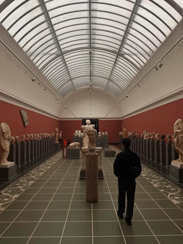 在嘉士伯美術館，我差點錯過了牆上的畫