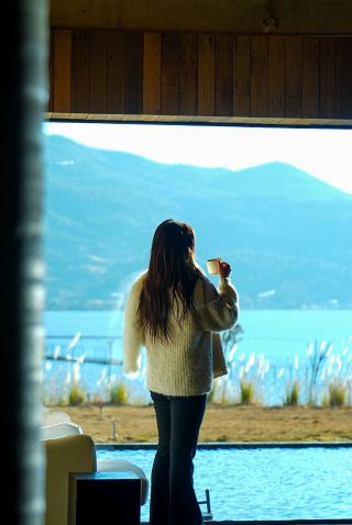 文海村の朝の光が雪山の稜線をなぞりながら広がる