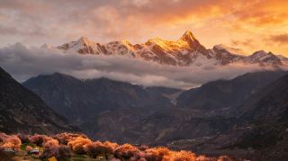 Journey to Namcha Barwa｜Stay at Jixian Mountain Lodge, weld the golden sunlight on the mountain right outside your window