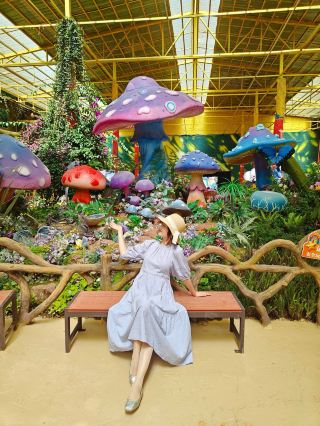 Kunming hides a real-life fairy tale miniature world The rain in Kunming just won’t stop, so outdoor activities are out. A 40-minute drive from downtown takes you straight into a Miyazaki animation!
