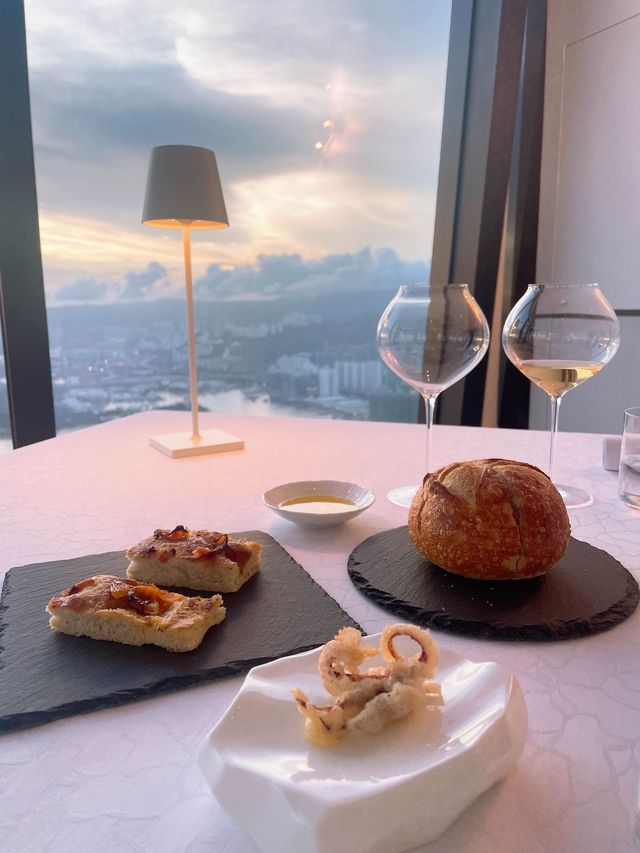 Wonderful Seafood experience in 191/F ICC✨🦞🦞