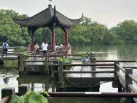 หน้าฝน คนเหงา ล่องเรือไปเกาะกลางทะเลสาบซีหู