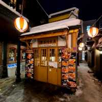 路地に入ったらコジャレたお店が立ち並ぶ【小樽出抜小路】✨