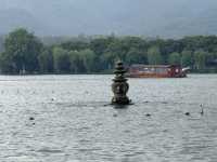 หน้าฝน คนเหงา ล่องเรือไปเกาะกลางทะเลสาบซีหู
