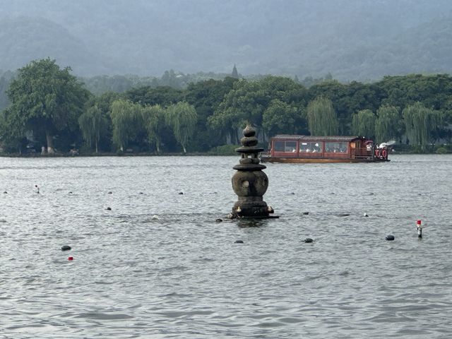 หน้าฝน คนเหงา ล่องเรือไปเกาะกลางทะเลสาบซีหู