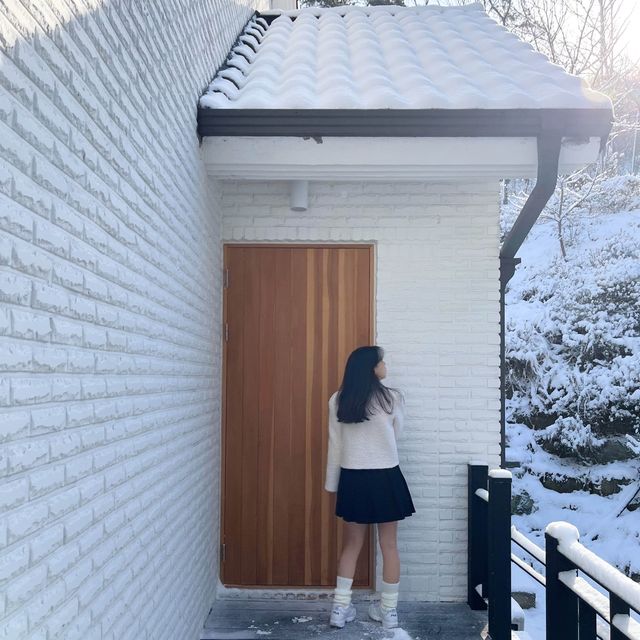 눈을 닮은 하얀 숙소 ‘스테이느느루’