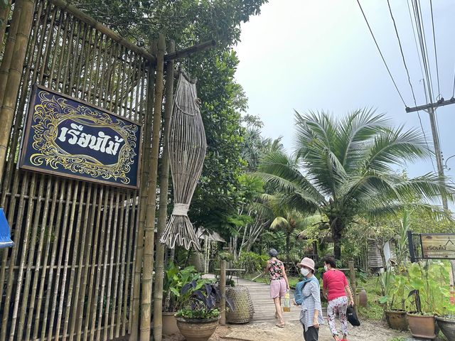 แวะชิมอาหารพื้นเมือง ร้านอาหารเรือนไม้