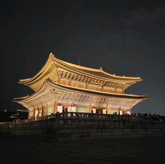 Golden nigh view at Gyeongbukgong Palace 