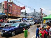 ลากแฟนไปขนน้ำขึ้นรถแล้วสาดน้ำแบบล้อหมุนที่ชุมพร