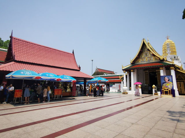 ไหว้พระพุทธชินราช  เมืองพิษณุโลก