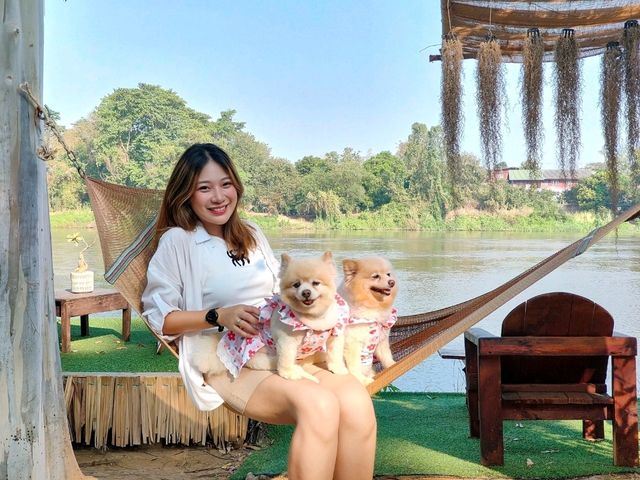คาเฟ่ริมน้ำในรีสอร์ท The Antique Riverside 