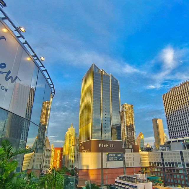Rooftop Bar ที่มีโชว์ควงกระบองไฟในกทม