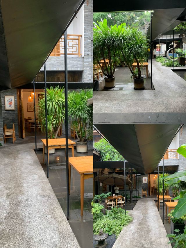 "探索成都美食：金熊猫餐厅(寬巷子店) 寬窄巷子美味之旅！"
