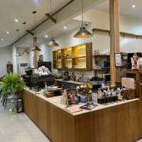 คาเฟ่ฟิลสวน Basket coffee and croissant