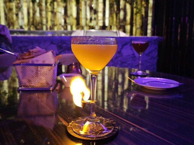 站在118層樓高空的天台酒吧