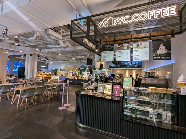 台南-圖書館內的烘豆實驗室：DYC.Coffee 打咖啡