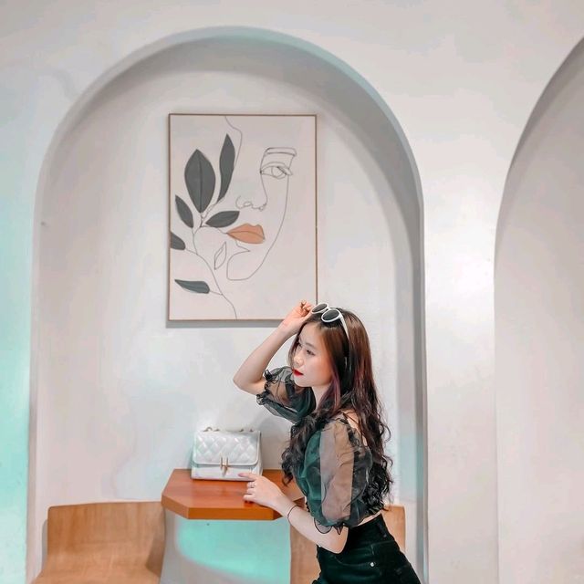 𝑀𝑂𝑀𝐸𝑁𝑇 𝐶𝐴𝐹𝐸 & 𝑆𝑇𝑈𝐷𝐼𝑂
