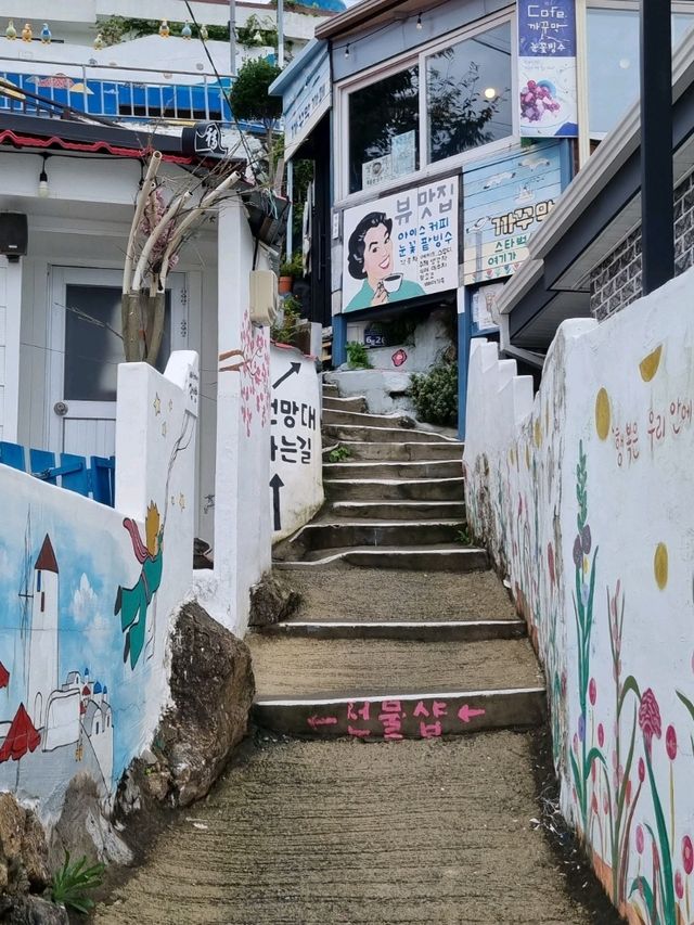 골목길 따라 아름다운 바다 전망이 나오는 통영 [동피랑 벽화마을]