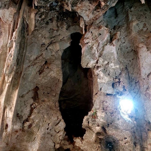 ชมหินงอกหินย้อย วัดถ้ำพุหว้า กาญจนบุรี