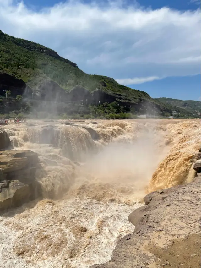 The waters of the Yellow River descend from the heavens, creating a breathtaking and awe-inspiring spectacle that will captivate your senses!