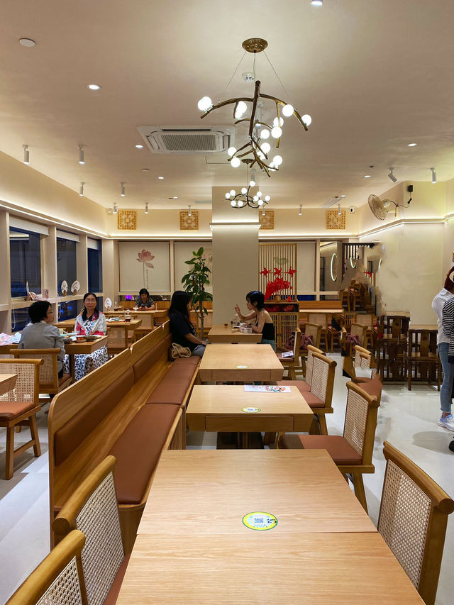 Vegetarian restaurant facing The Big Buddha Temple 🥗