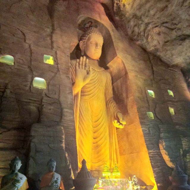 วัดสระเกศ วัดที่มีถ้ำและภูเขาจำลอง กลางกรุงเทพ✨️
