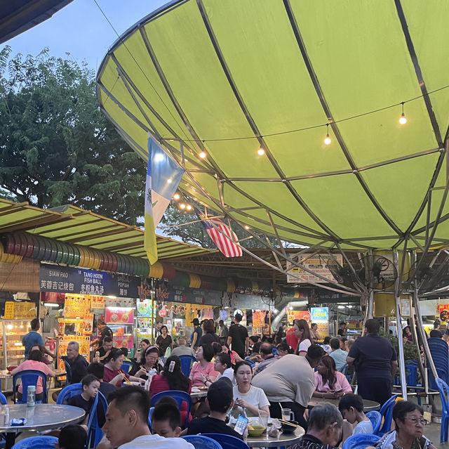 Popular food court in Penang with extensive of range local dishes 