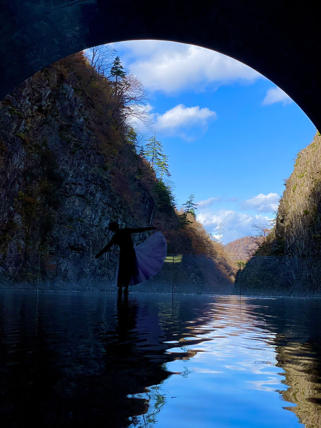 【新潟×日本の絶景】  渓谷の紅葉🍁が映し出される水面のリフレ  トンネル内も楽しめます！