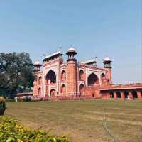 THE TAJ MAHAL: AMAZING ARCHITECTURE AND HISTORY.
