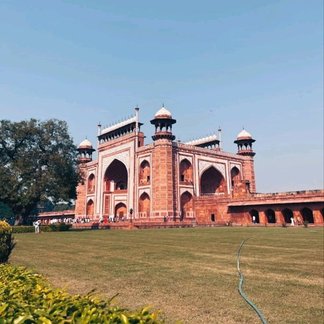 THE TAJ MAHAL: AMAZING ARCHITECTURE AND HISTORY.