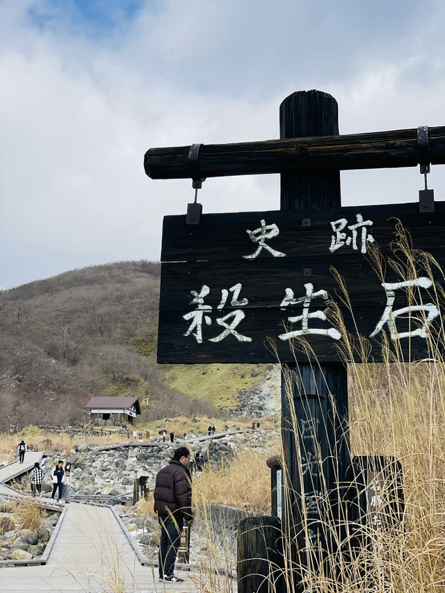 【栃木那須 冬旅】硫黄の匂い立ち込む荒涼とした風景に無数の拝むお地蔵さん