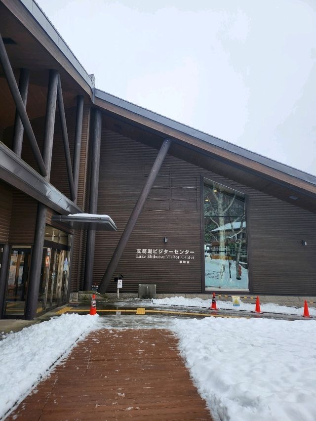 시코츠호수에 대한 모든 정보를 얻기 좋은 관광안내소🌼