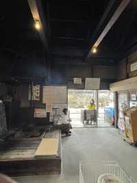 【福島×冬の旅】茅葺き屋根の駅舎 待合室には囲炉裏も・・