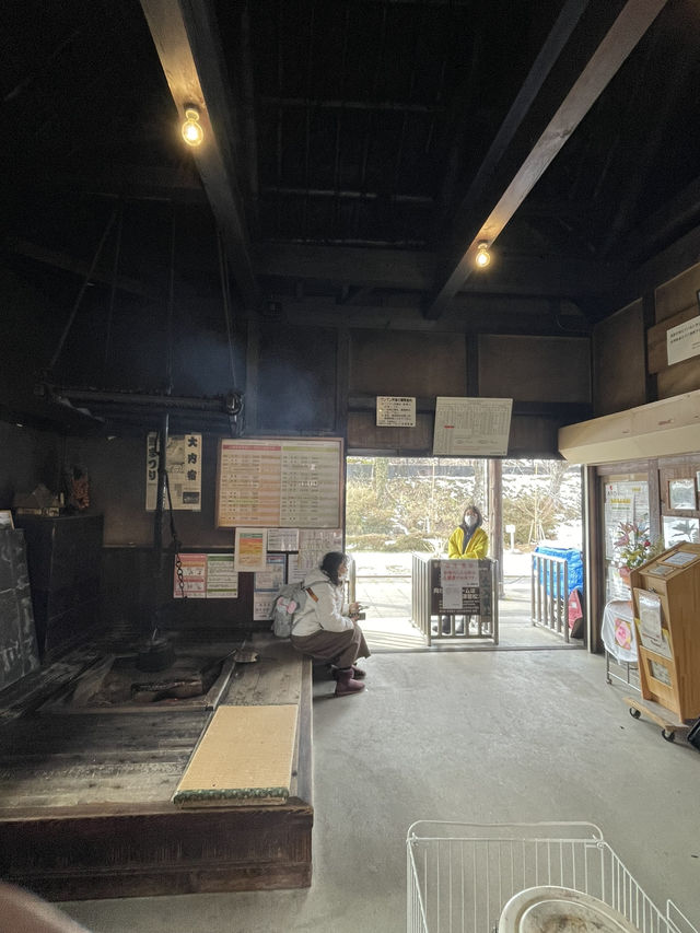 【福島×冬の旅】茅葺き屋根の駅舎 待合室には囲炉裏も・・