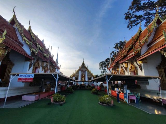 พามากสักการะ พระพุทธกษัตราธิราช วัดเก่าแก่อยุธยา