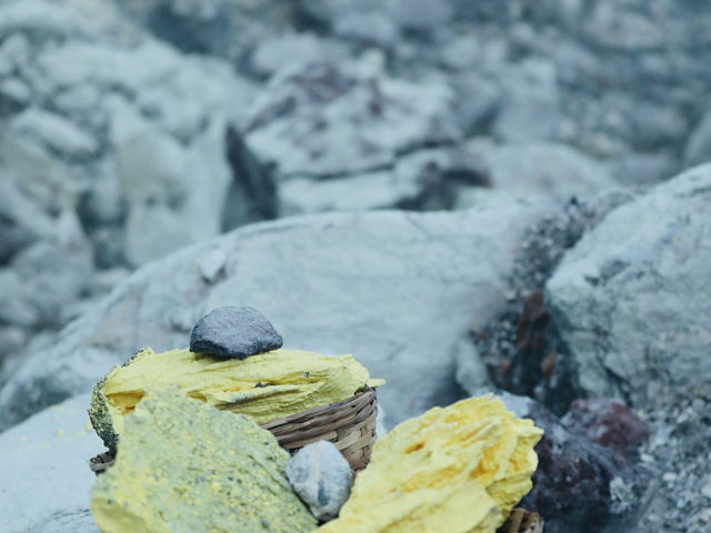 印尼火山探險｜見證硫磺工人的艱辛勞動，當觀光改變了純粹的人情味