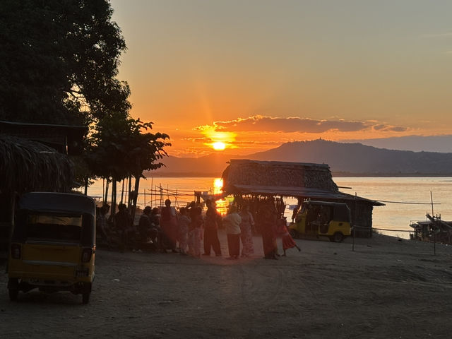 ミャンマーのバガンの川辺で眺めた夕陽、道端の朝日