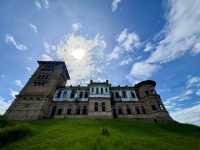 凱莉古堡（Kellie’s Castle）位於馬來西亞霹靂州怡保，是一座充滿神秘色彩的未完成城堡，擁有英國殖民時期的建築風格和各種靈異傳說。