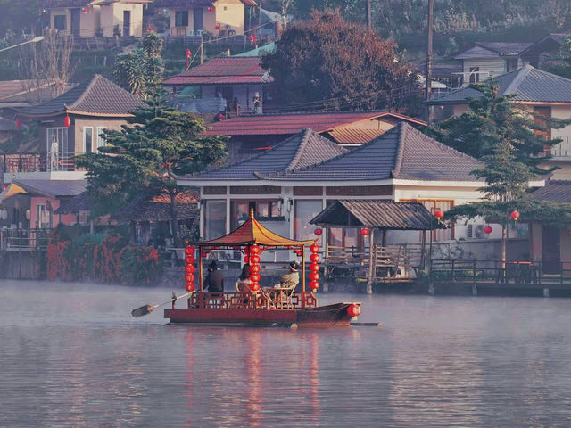 “บ้านรักไทย” ล่องเรือจิบชาเคล้าหมอกยามเช้า